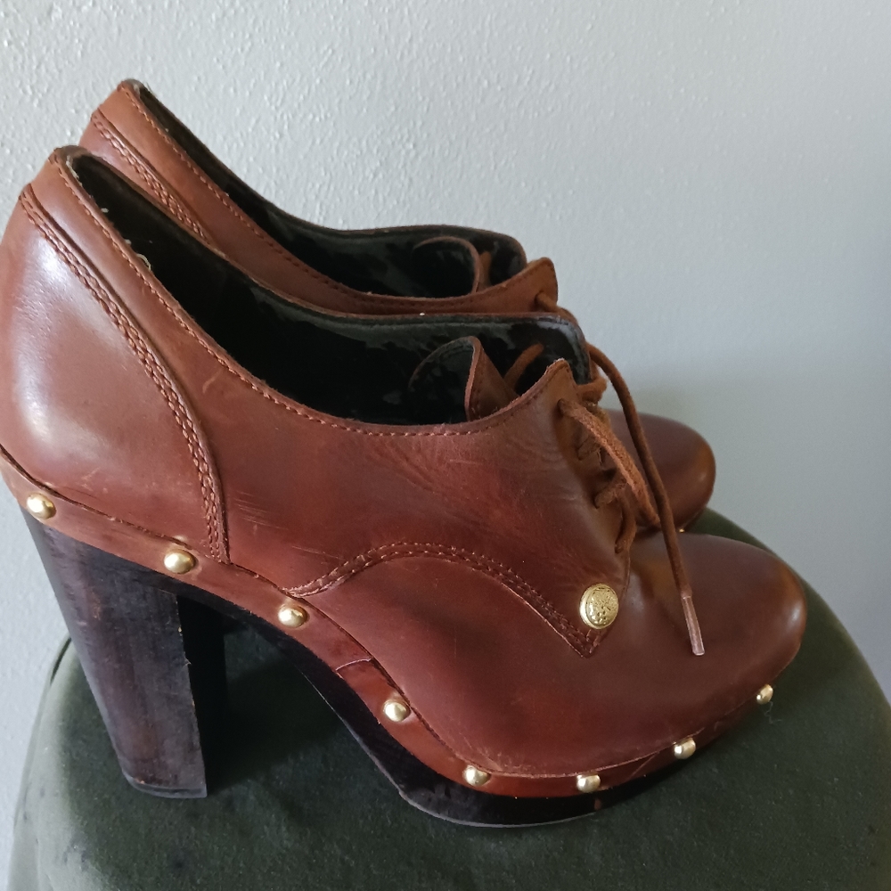 Shoes - Picture 2 of 8